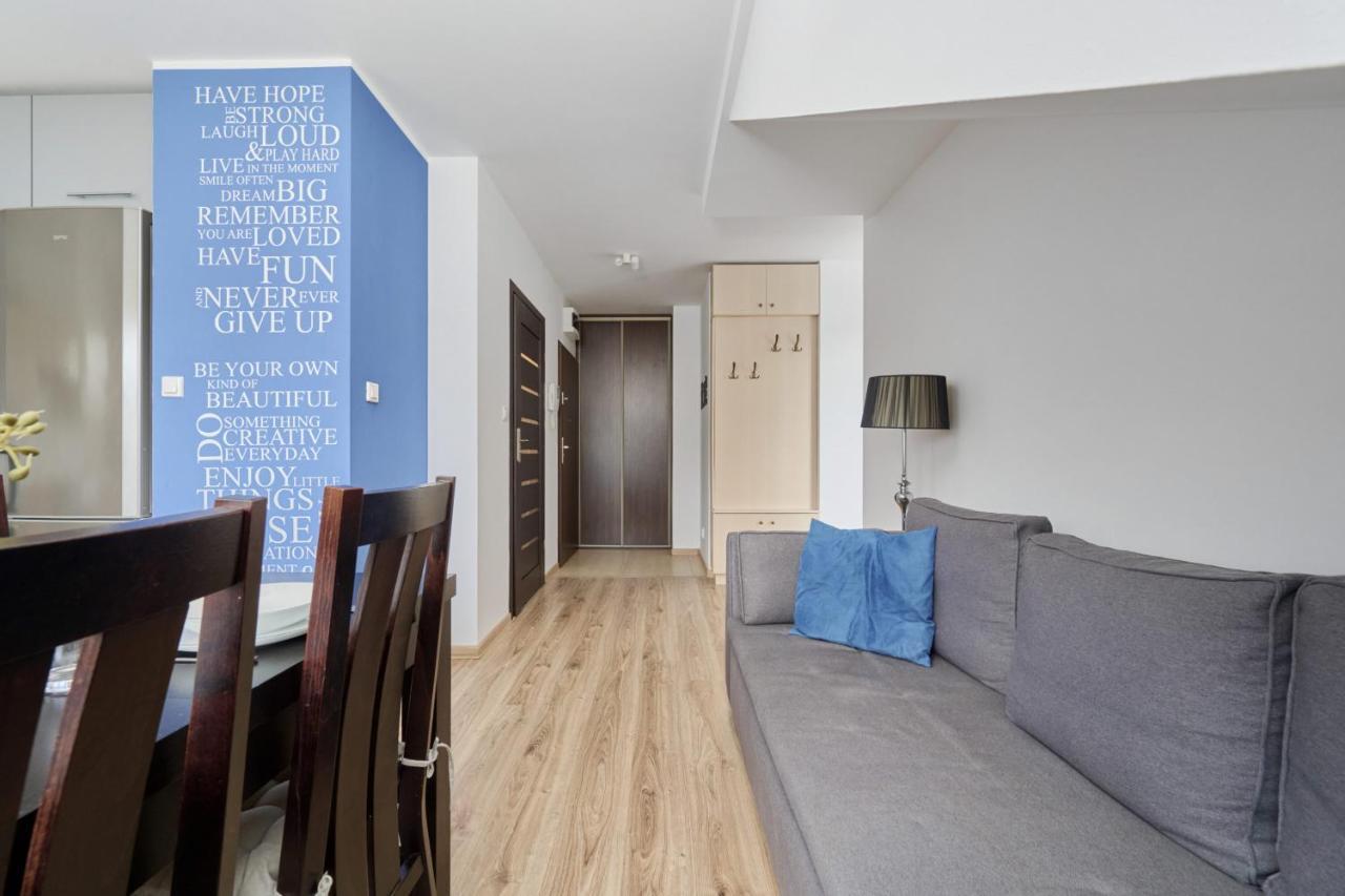 Comfortable & Cozy With Balcony - Klimasa By Renters Apartament