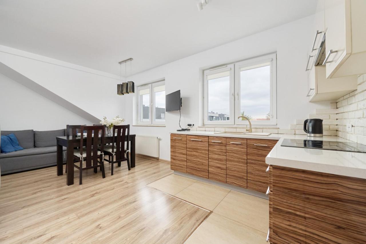 Comfortable & Cozy With Balcony - Klimasa By Renters