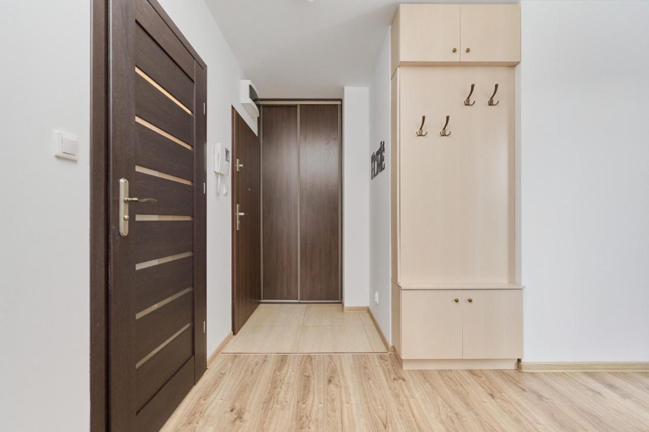 Apartment Comfortable & Cozy With Balcony - Klimasa By Renters