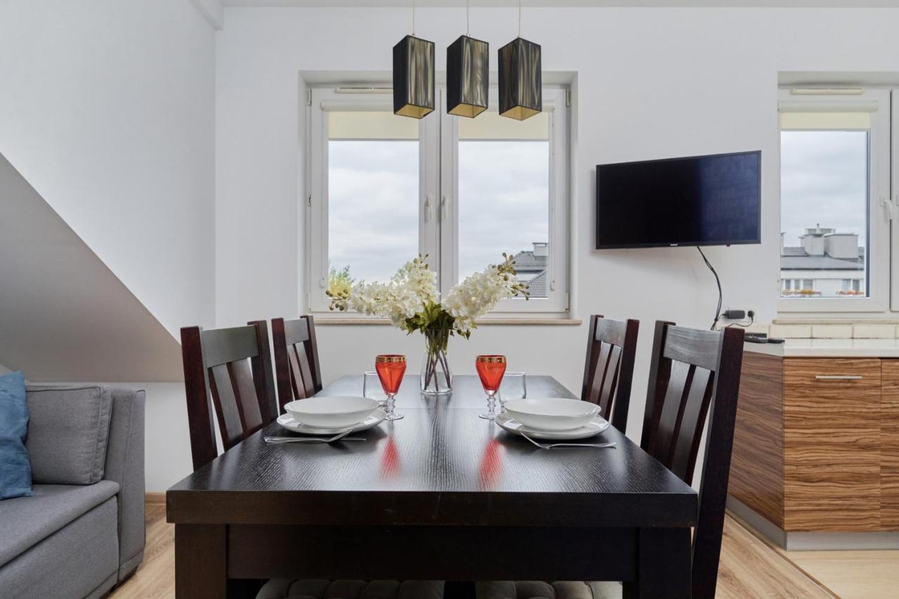Comfortable & Cozy With Balcony - Klimasa By Renters Apartament *