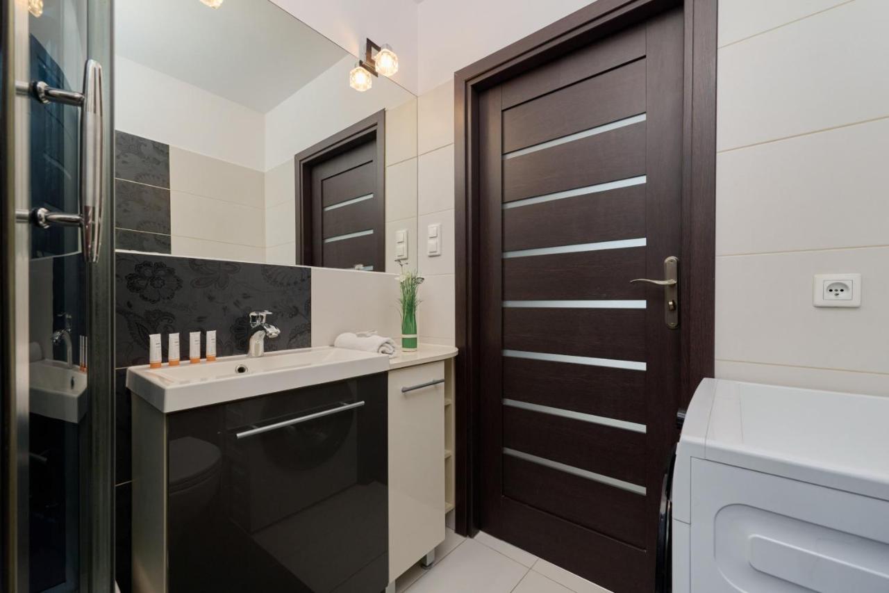 Comfortable & Cozy With Balcony - Klimasa By Renters Apartment Wroclaw
